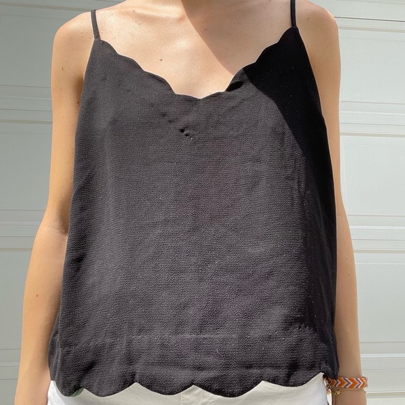 Black cropped tank top with scalloped edges - Picture 1 of 3